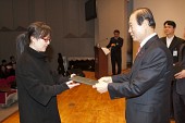 시장님이 시립예술단원에게 위촉장을 수여하는 모습사진(00065)