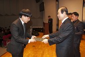 시장님이 시립예술단원에게 위촉장을 수여하는 모습사진(00067)