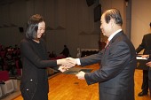 시장님이 시립예술단원에게 위촉장을 수여하는 모습사진(00069)
