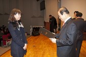 시장님이 시립예술단원에게 위촉장을 수여하는 모습사진(00071)