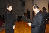 시장님이 시립예술단원에게 위촉장을 수여하는 모습사진(00074)