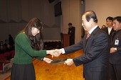 시장님이 시립예술단원에게 위촉장을 수여하는 모습사진(00085)