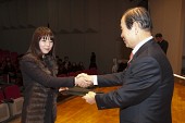 시장님이 시립예술단원에게 위촉장을 수여하는 모습사진(00088)