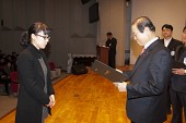 시장님이 시립예술단원에게 위촉장을 수여하는 모습사진(00089)