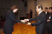 시장님이 시립예술단원에게 위촉장을 수여하는 모습사진(00090)