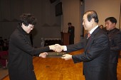 시장님이 시립예술단원에게 위촉장을 수여하는 모습사진(00091)