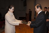 시장님이 시립예술단원에게 위촉장을 수여하는 모습사진(00094)