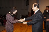 시장님이 시립예술단원에게 위촉장을 수여하는 모습사진(00095)