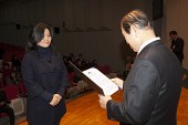 시장님이 시립예술단원에게 위촉장을 수여하는 모습사진(00097)