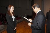 시장님이 시립예술단원에게 위촉장을 수여하는 모습사진(00099)