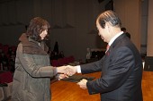 시장님이 시립예술단원에게 위촉장을 수여하는 모습사진(00100)