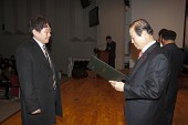 시장님이 시립예술단원에게 위촉장을 수여하는 모습사진(00106)