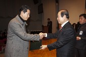 시장님이 시립예술단원에게 위촉장을 수여하는 모습사진(00117)