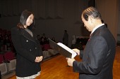 시장님이 시립예술단원에게 위촉장을 수여하는 모습사진(00118)