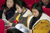 글로벌리더 아카데미 개강식에서 학생들이 안내서를 꼼꼼히 읽고있다.사진(00001)