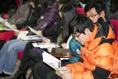글로벌리더 아카데미 개강식에서 학생들이 안내서를 꼼꼼히 읽고있다.사진(00002)