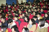 박수 치고있는 학생들과 학부모.사진(00006)