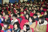 박수 치고있는 학생들과 학부모.사진(00007)