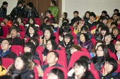 박수 치고있는 학생들과 학부모.사진(00008)