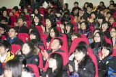 박수 치고있는 학생들과 학부모.사진(00009)