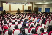 군산 시장님의 개강식 인사를 듣고있는 학부모 및 학생들.사진(00020)