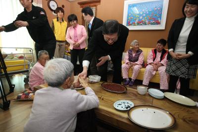 김황식 국무총리 동부노인요양원 방문