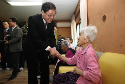 김황식 국무총리 동부노인요양원 방문