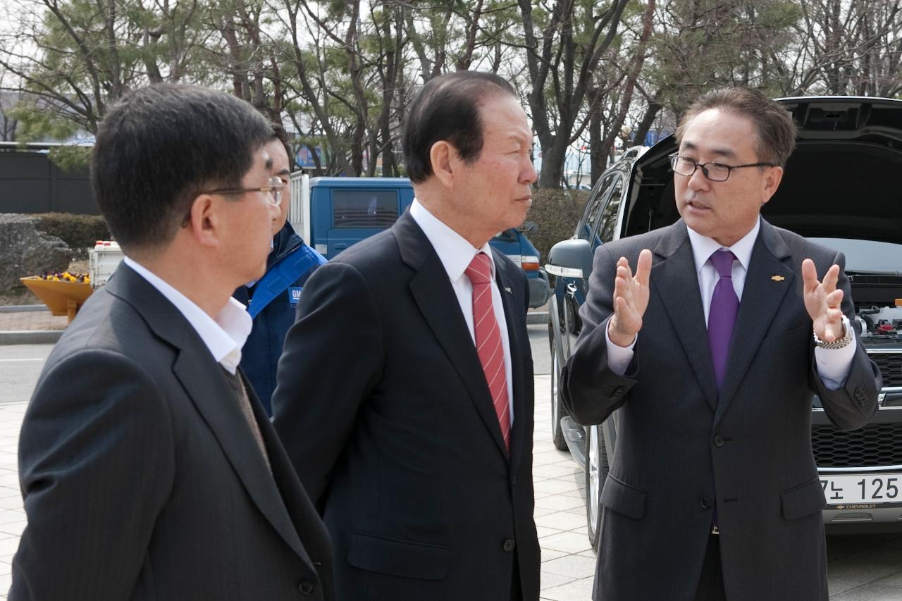 한국GM 시청광장 전시회