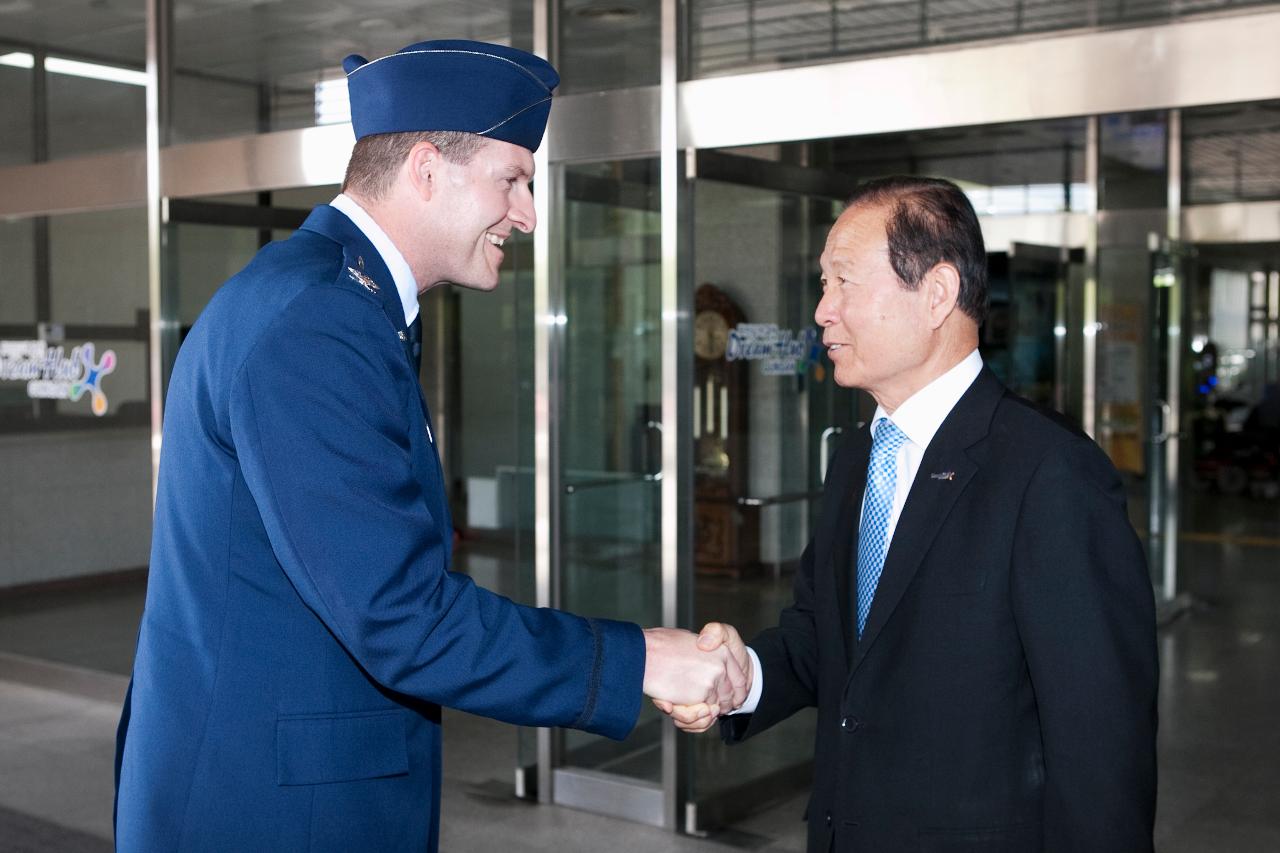 미공군 제8전투비행단장 예방