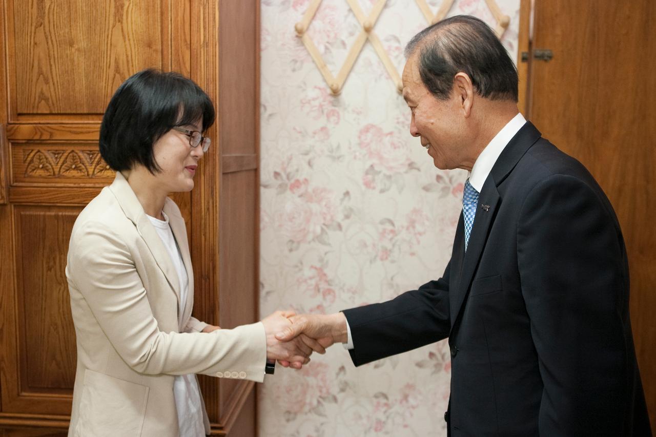 故 조창용 직원 미망인 감사패 전달