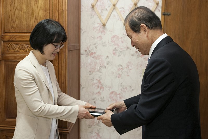 故 조창용 직원 미망인 감사패 전달