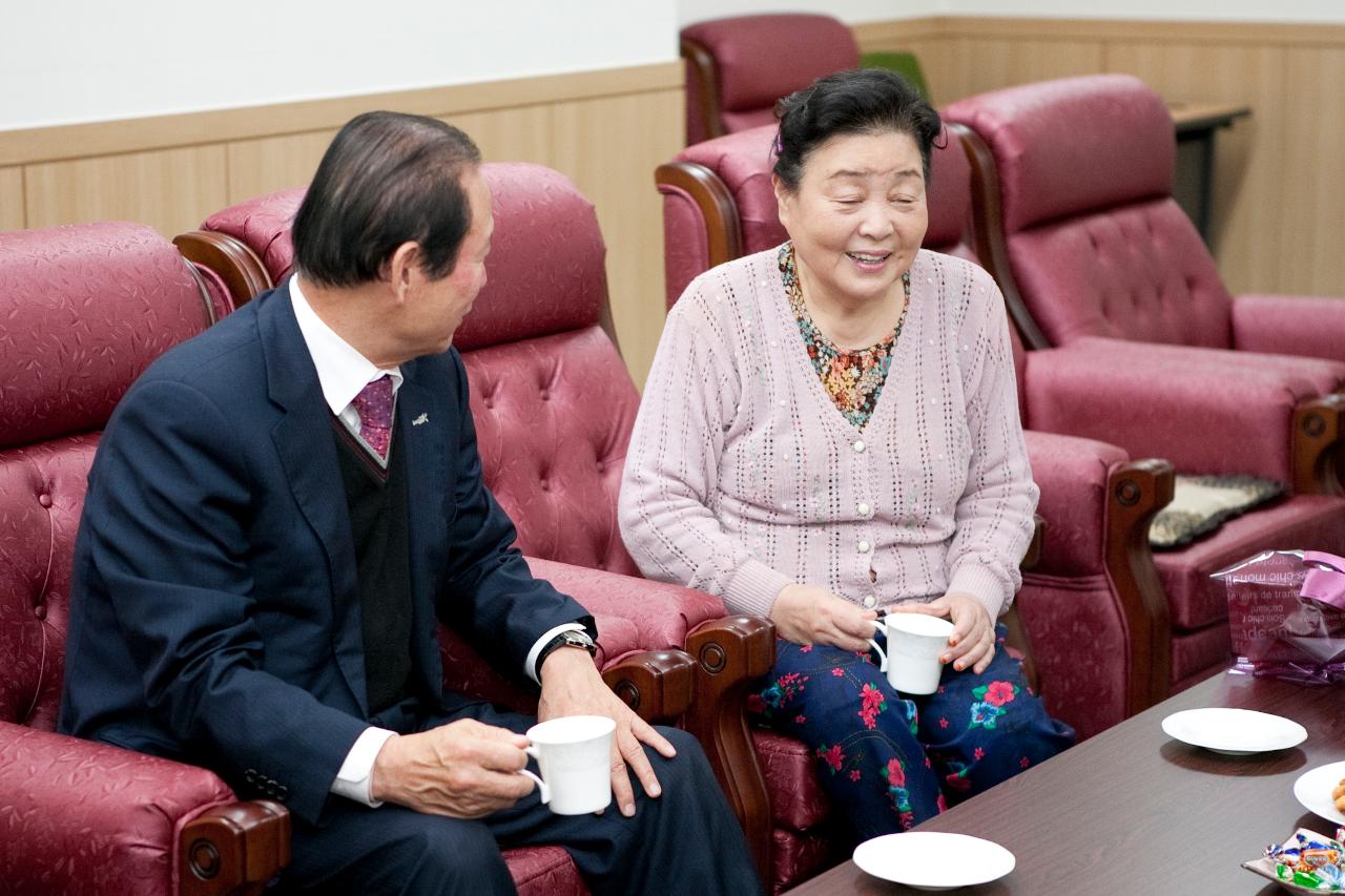 친정엄마와 2박3일 출연진 기념촬영_탤런트 강부자