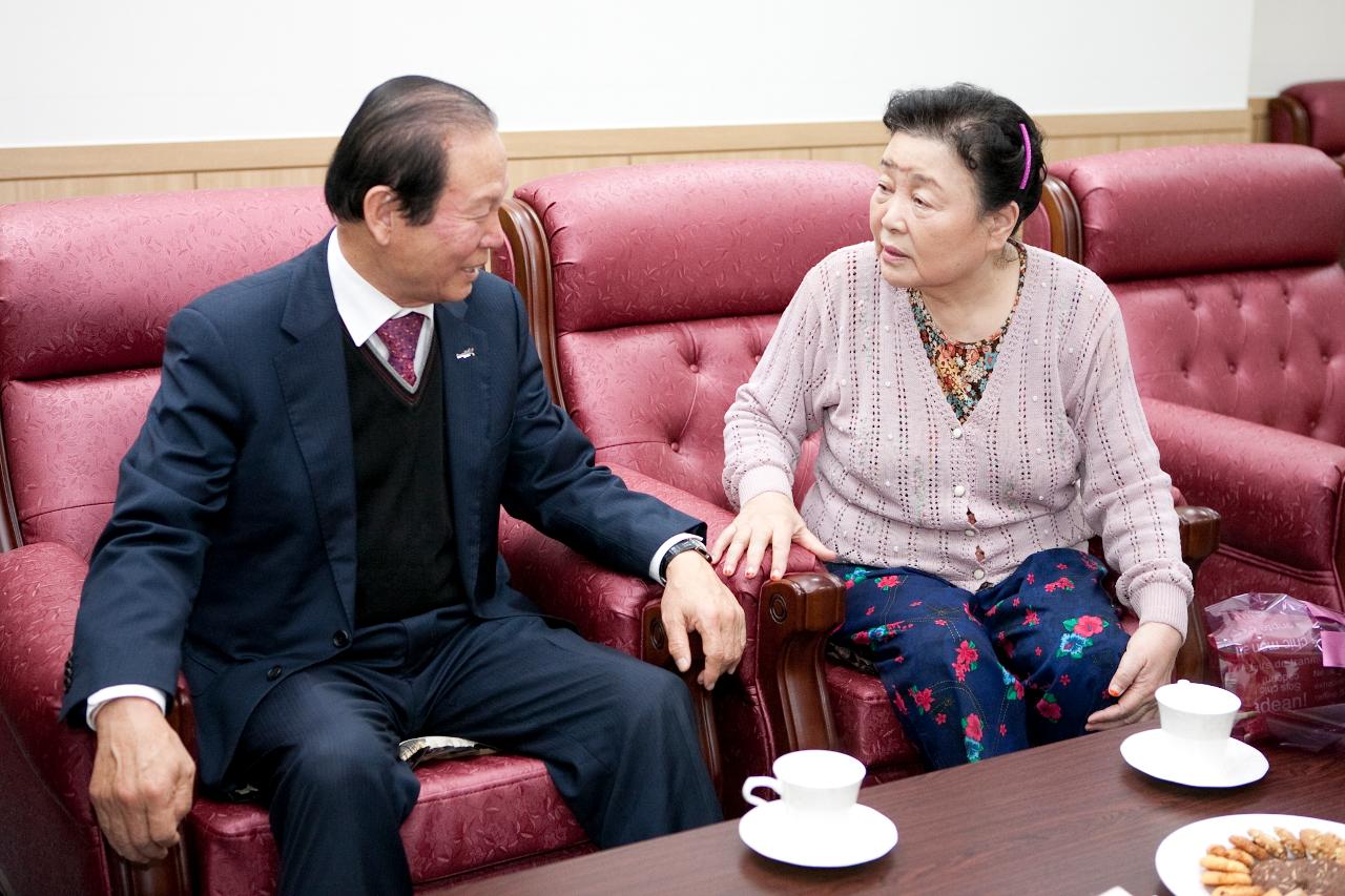 친정엄마와 2박3일 출연진 기념촬영_탤런트 강부자