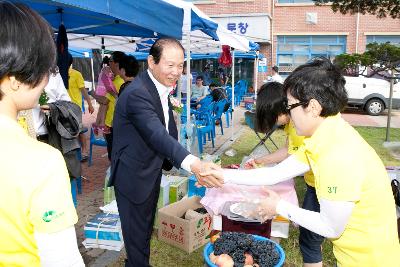 문창초교 광복절 행사장 격려