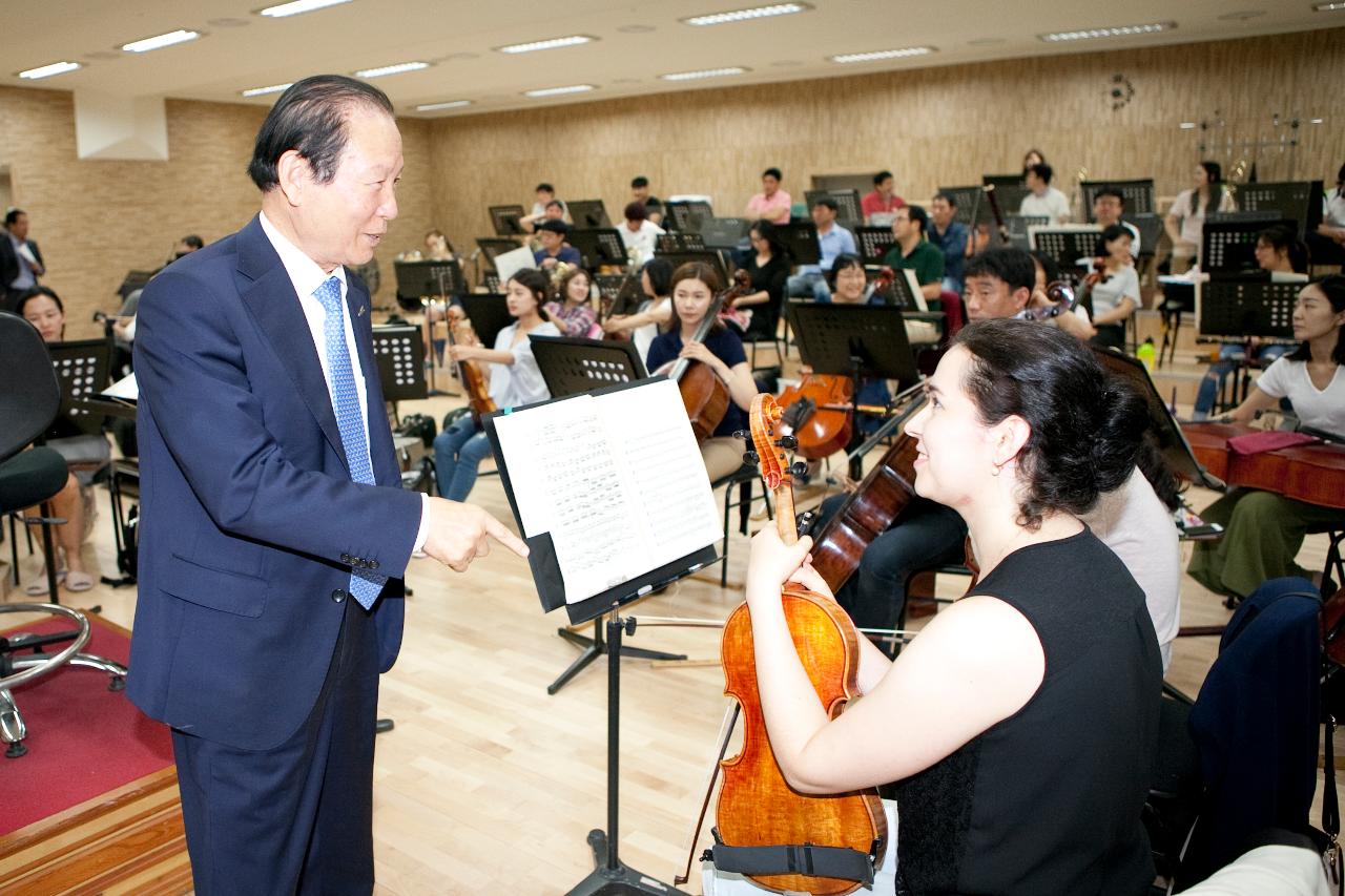 직원과의 간담회 및 예술단 격려