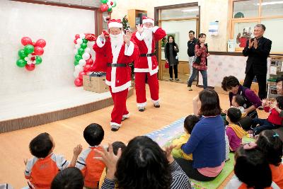 산타크로스 시장님, 모세스영아원 방문