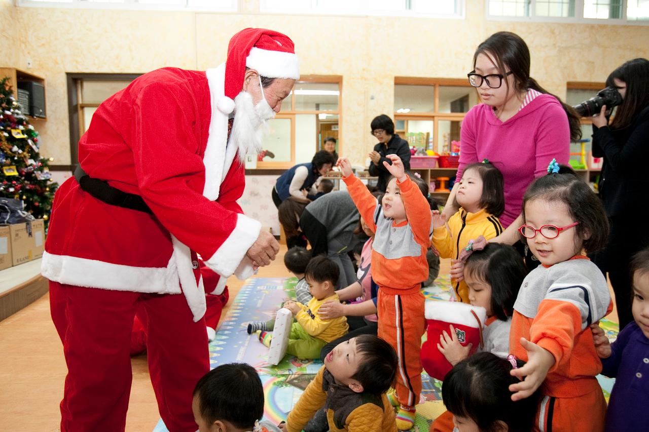 산타크로스 시장님, 모세스영아원 방문