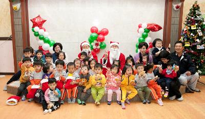 산타크로스 시장님, 모세스영아원 방문