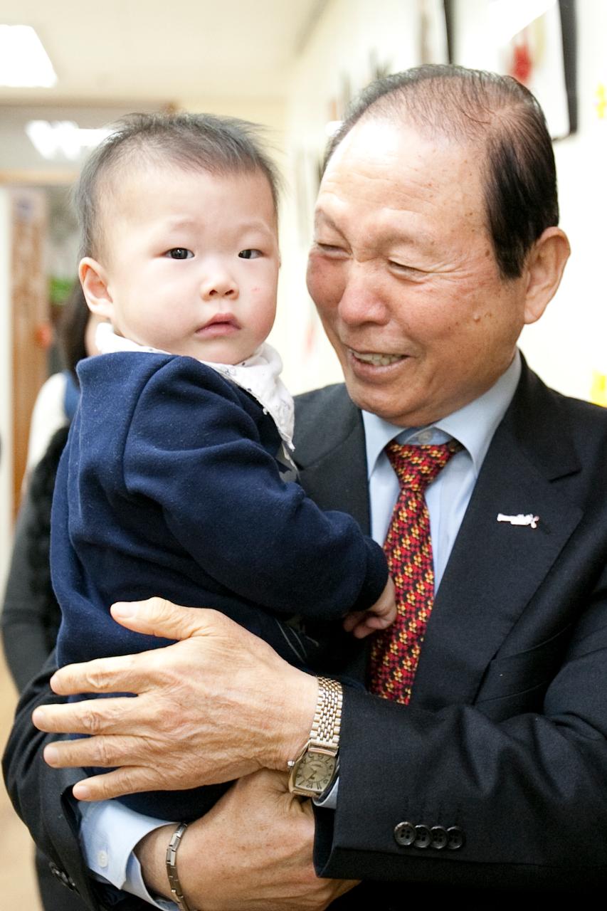 산타크로스 시장님, 모세스영아원 방문