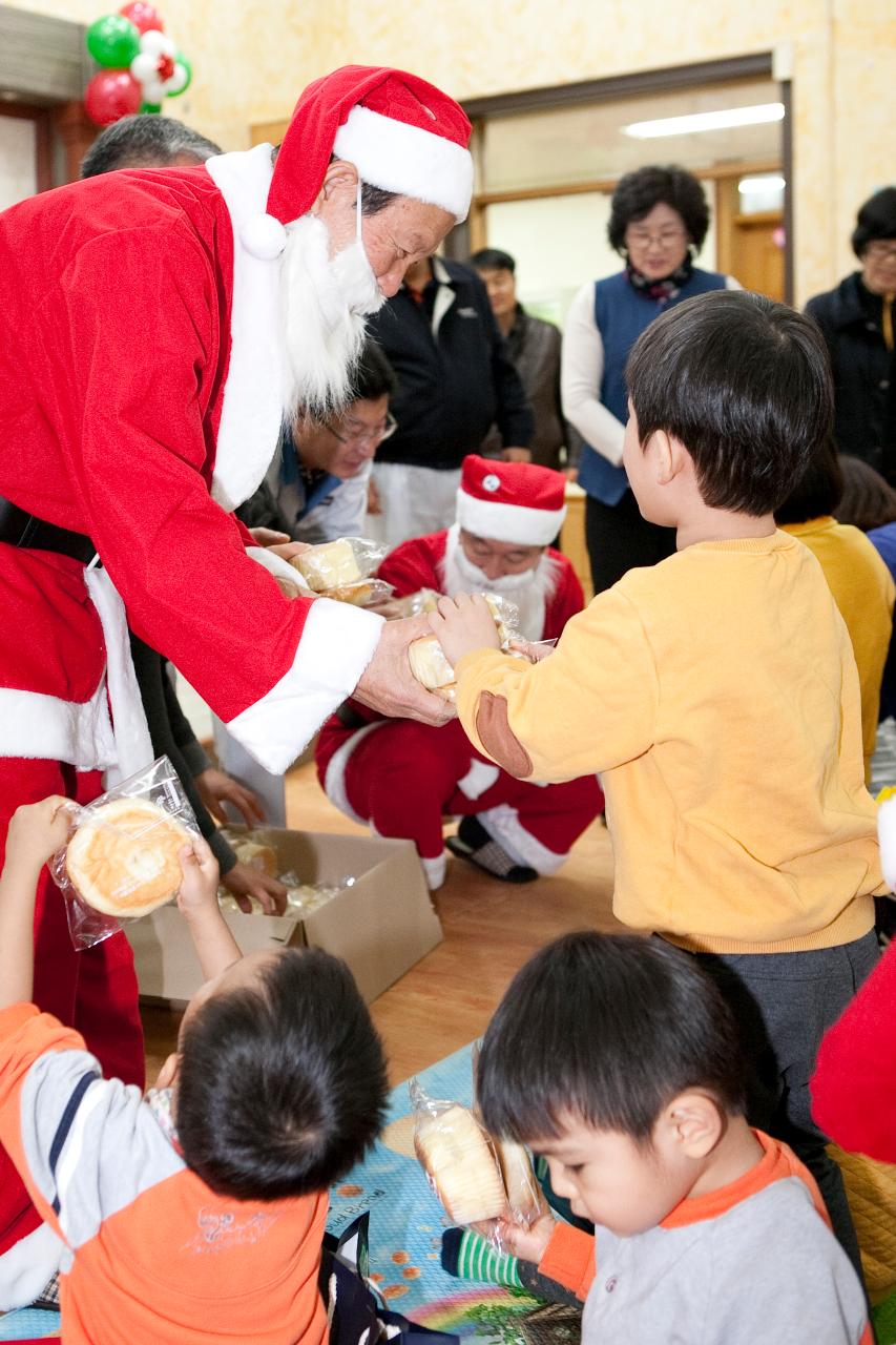 산타크로스 시장님, 모세스영아원 방문