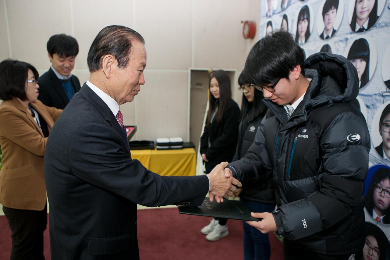 우수중학생 장학증서 수여식