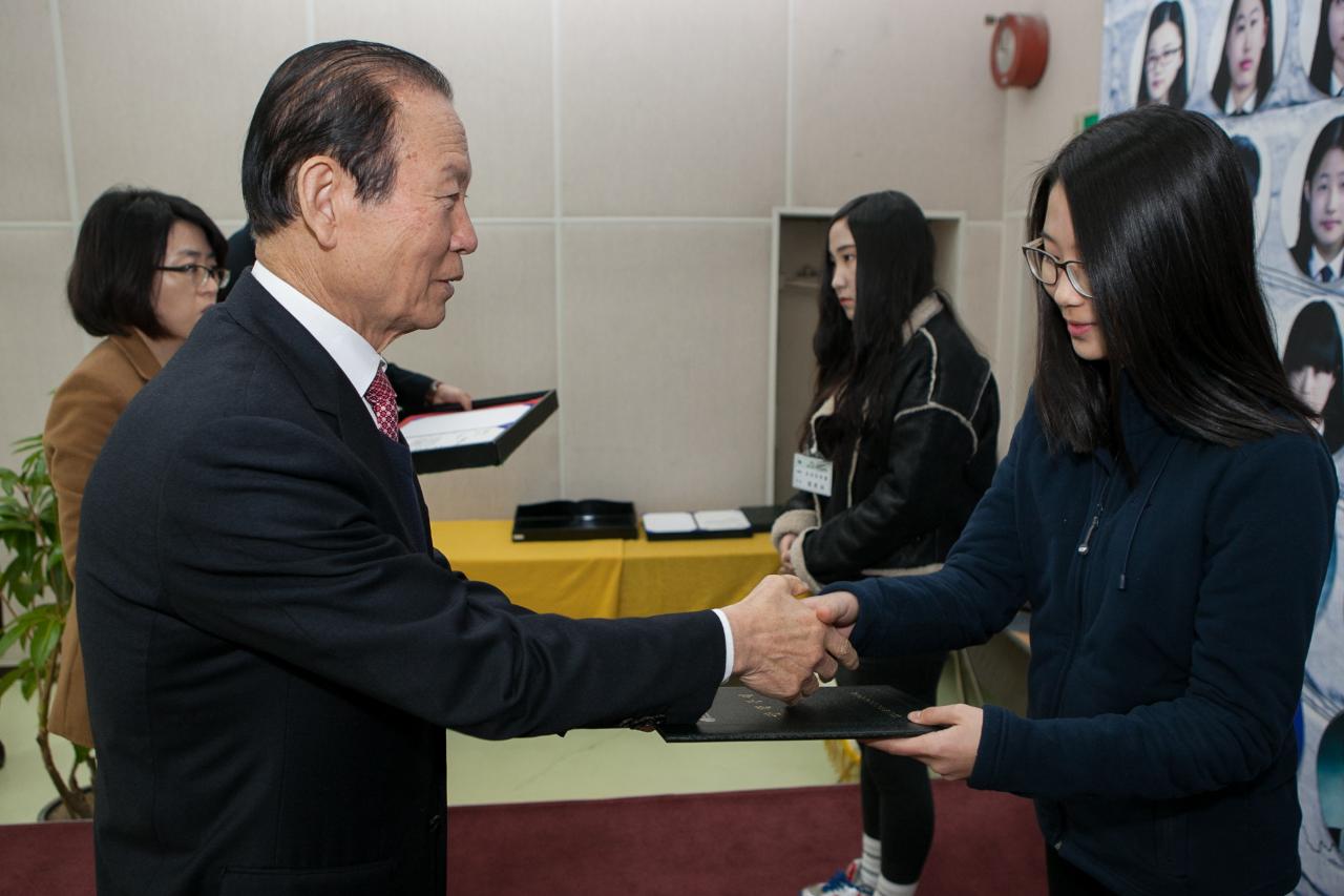 우수중학생 장학증서 수여식