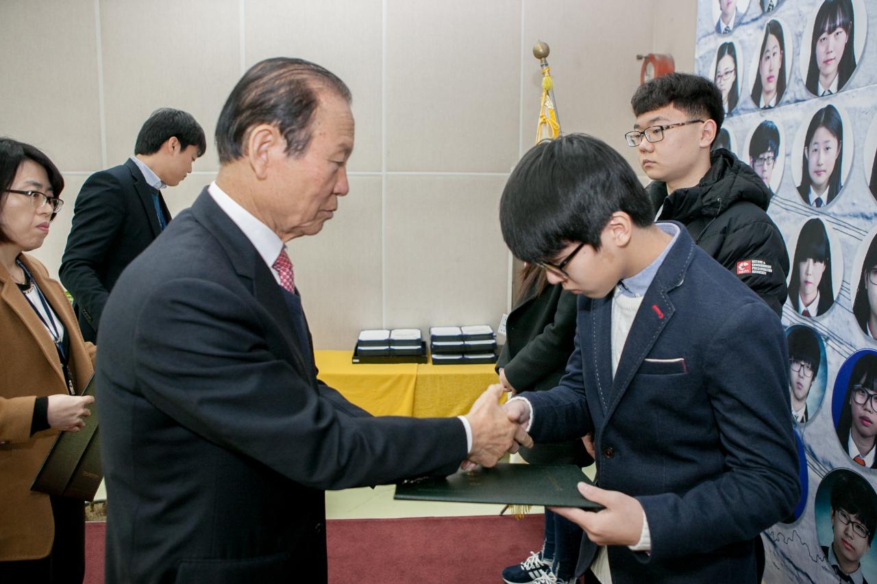 우수중학생 장학증서 수여식