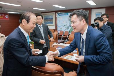 강소성 연운항시 서기일행 방문