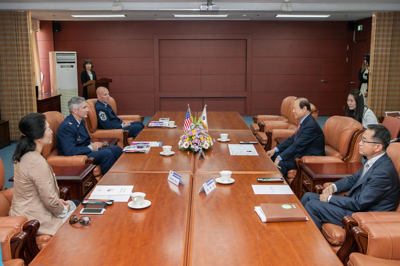 미공군 제8전투비행단장 방문