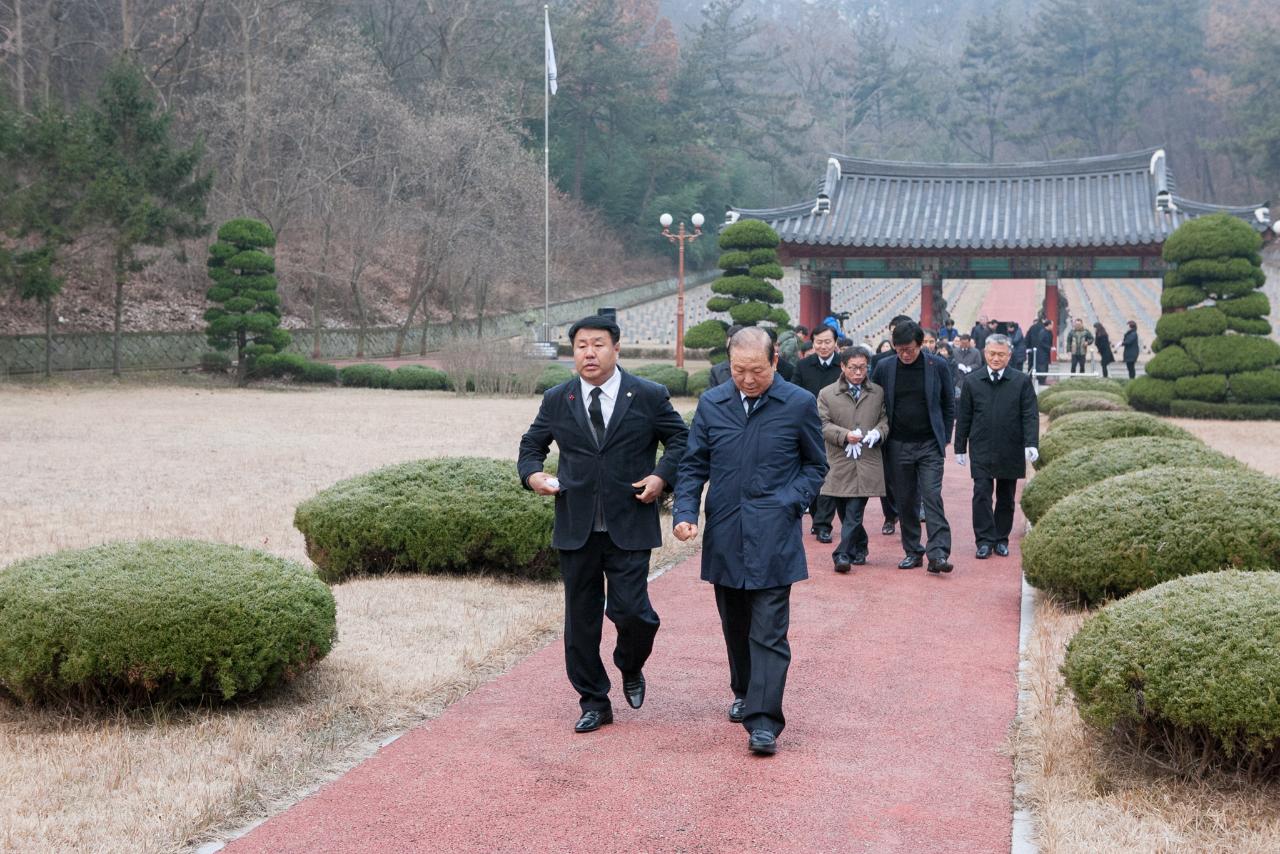 군경합동묘지참배