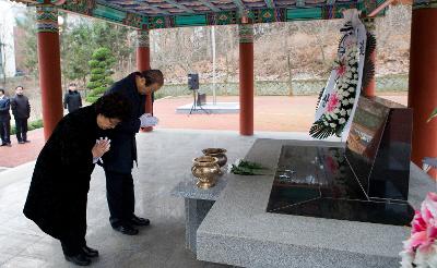 군경합동묘지참배