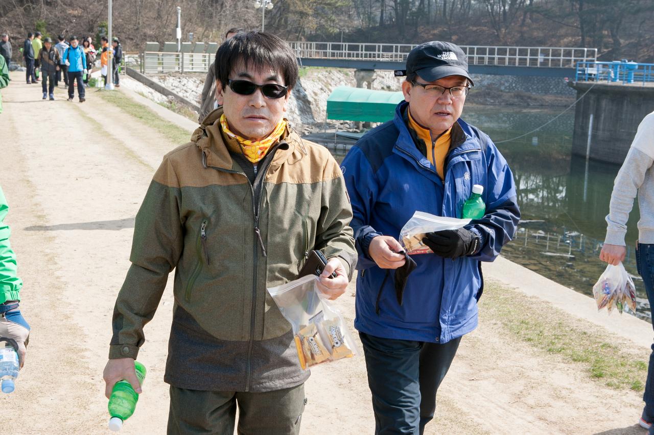 출입기자단과 청암산 등반