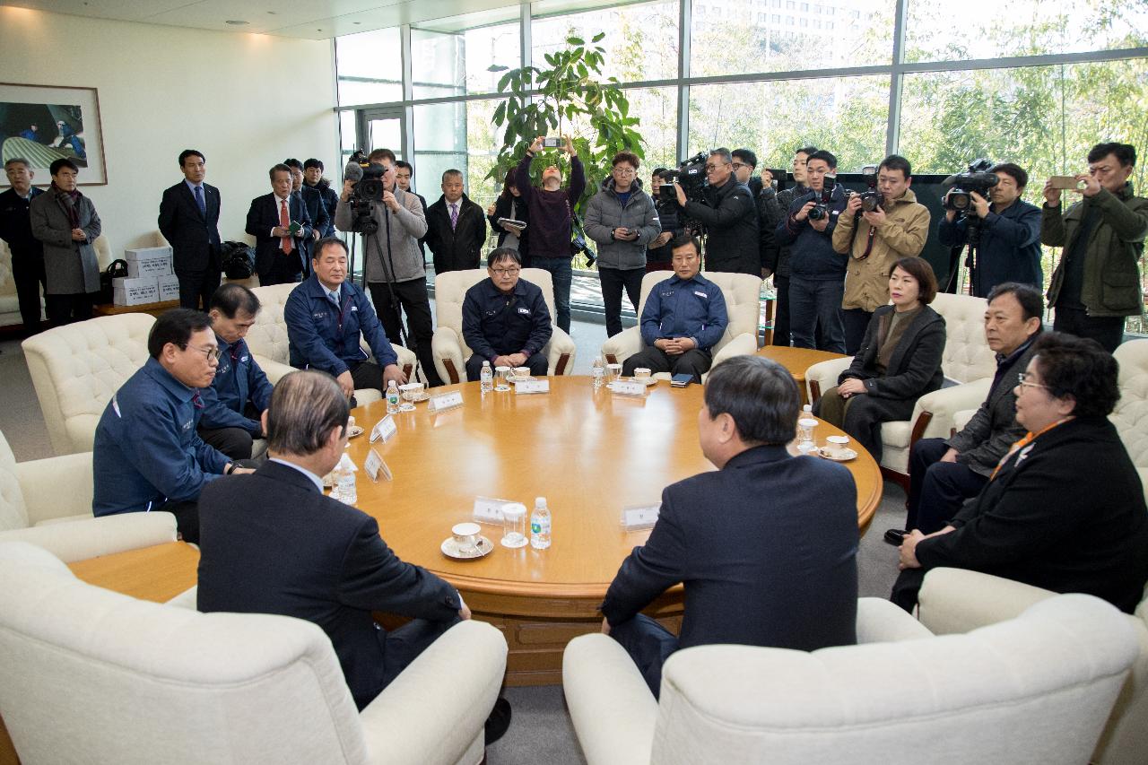 군산조선소 존치를 위한 범도민 서명부 전달(울산현대중공업)