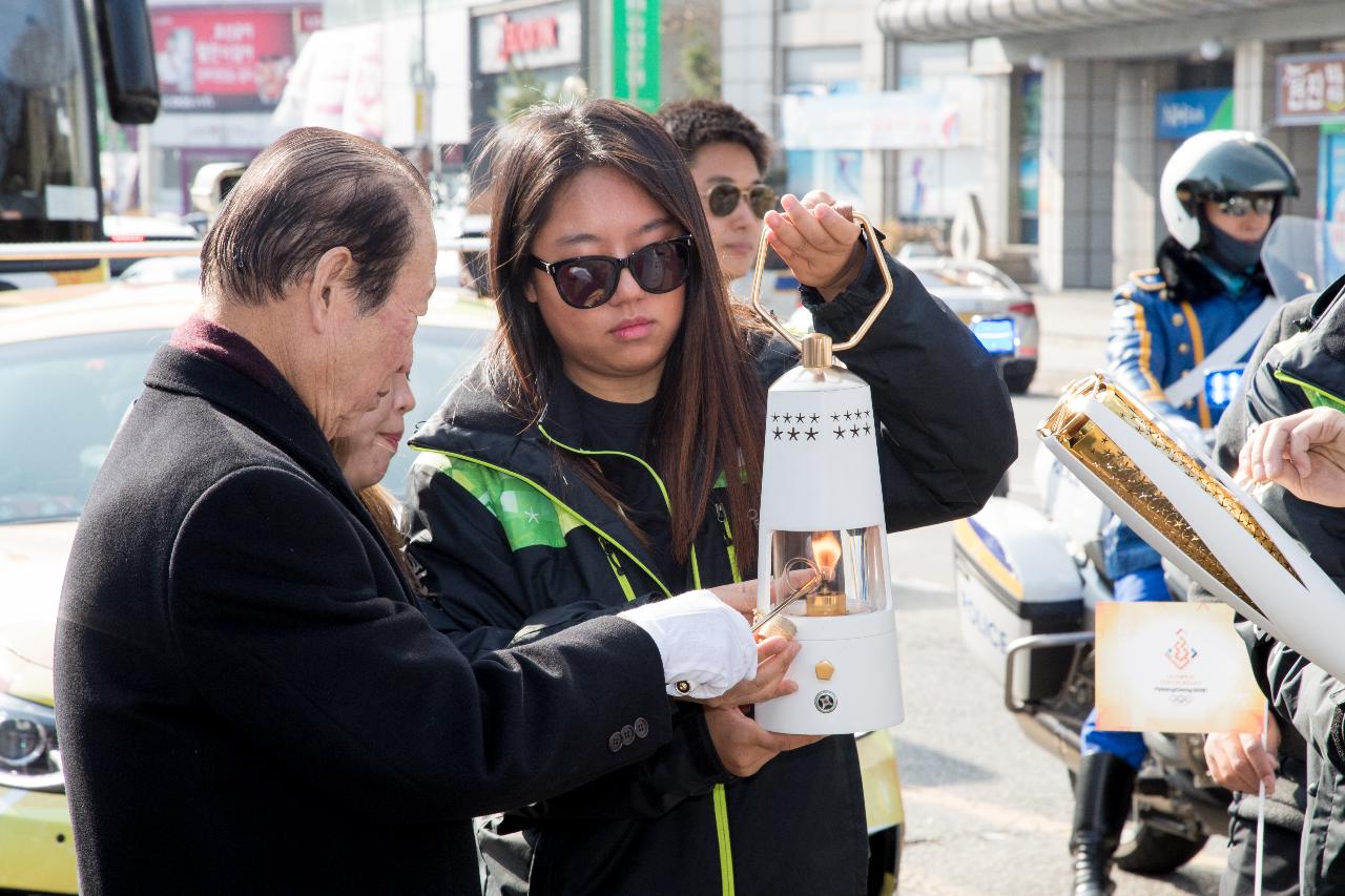 평창동계올림픽 성화봉송 첫주자 성화 점등